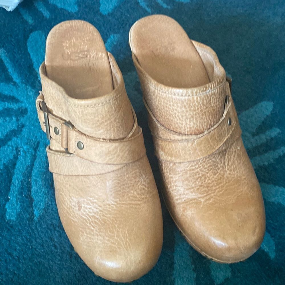 Ugg clogs tan colored shearling inside at toe platform wedge heel size 7